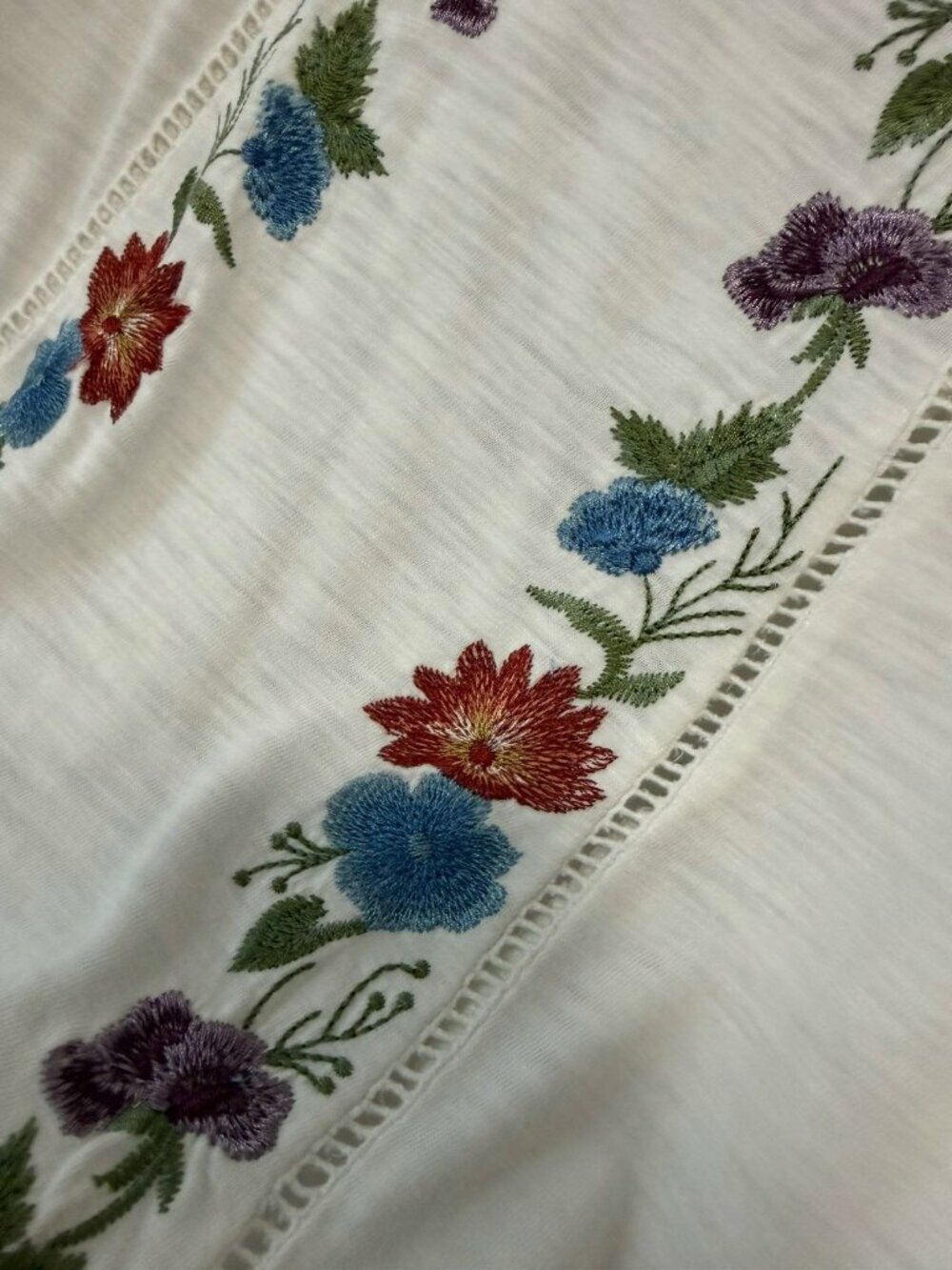 Coldwater Creek Long Sleeve V-Neck 🌺 Floral Embroidered Cream Blouse Size M pet - Picture 7 of 8